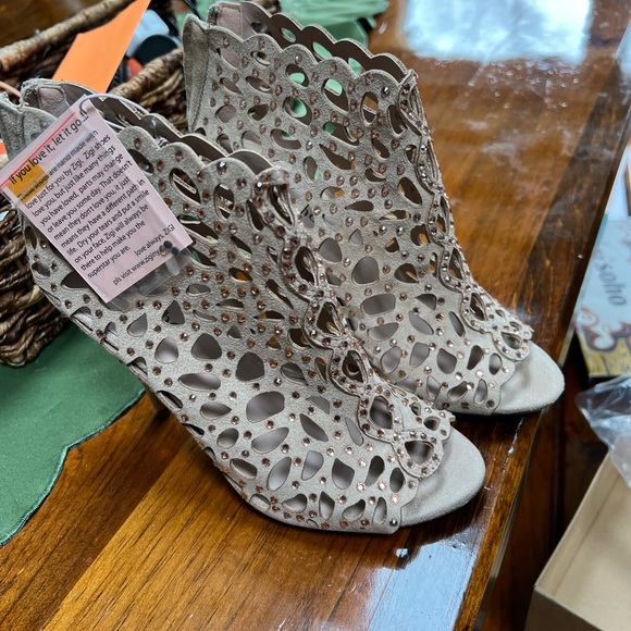 Brand new, never worn heels - Picture 2 of 3